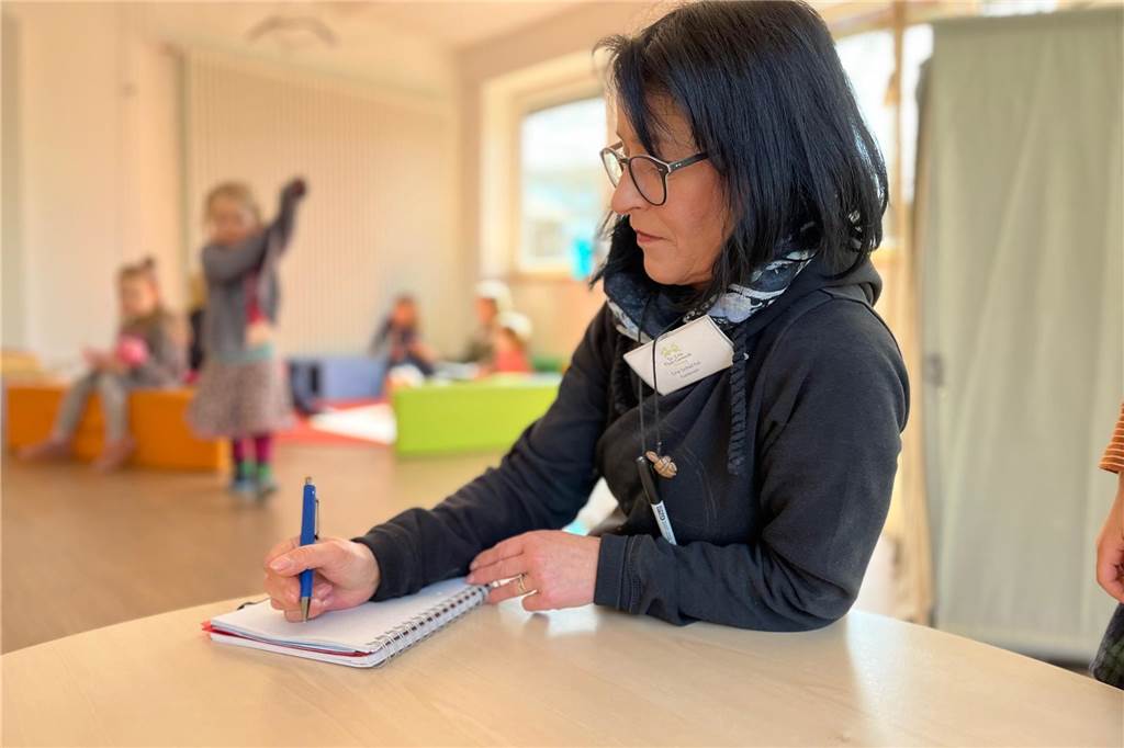 Laute Kita, nervenstarke Erzieher: „Prägendste Zeit ist die vor der Schule“ Ist das Kind auf einem altersgerechten Entwicklungsstand? Wo sollte man helfen? Iris Scheffel sitzt in einem Kita-Raum, beobachtet Kinder beim Spielen und macht sich Notizen.