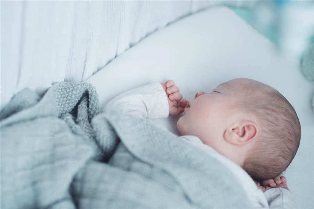 Wache Kinder, müde Eltern: Judith Bröring ist Schlafberaterin Baby am Schlafen