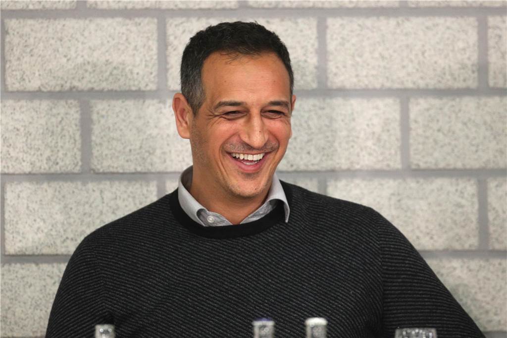 Nächster Schalke-Gegner feuert seinen Trainer: Ist das Lachen spätestens am Dienstag erst einmal vergangen: Rachid Azzouzi.