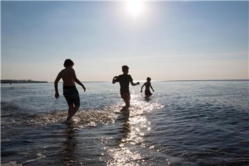 Ist das Wasser noch kalt, fangen Badewillige schnell an zu zittern. Damit die Wärme im Körper bleibt, ziehen sich die Blutgefäße zusammen. Foto: Christian Charisius