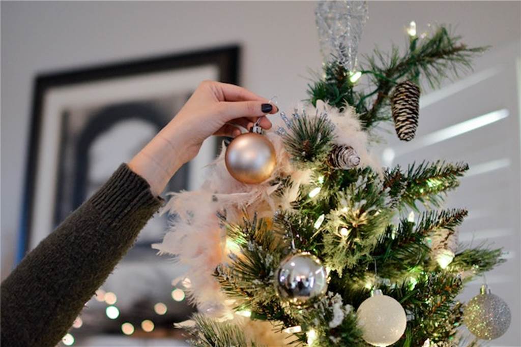 Familienausflug: Hier können Sie Weihnachtsbäume selbst schlagen hand dekoriert einen weihnachtsbaum