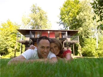 Ist der Garten gut gepflegt und am besten voller Bäume, kann das den Marktwert einer Immobilie deutlich erhöhen. Foto: Beyond