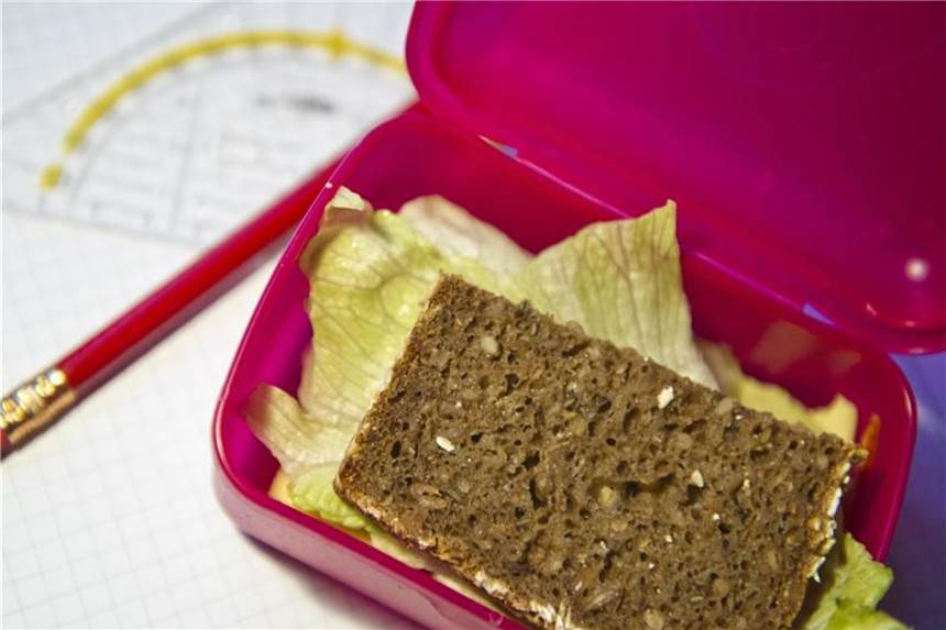 Schulanfänger brauchen keine Extravitamine Ist der Inhalt der Brotbox ausgewogen, benötigen Schulkinder keine Nahrungsergänzungsmittel. Foto: Ole Spata