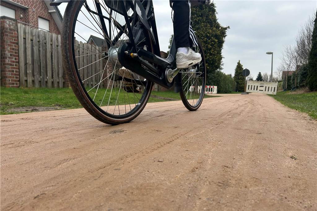 Gefährlicher Radwegbelag in Vreden sorgt für Unfälle Fahrrad fährt auf rotem Weg.