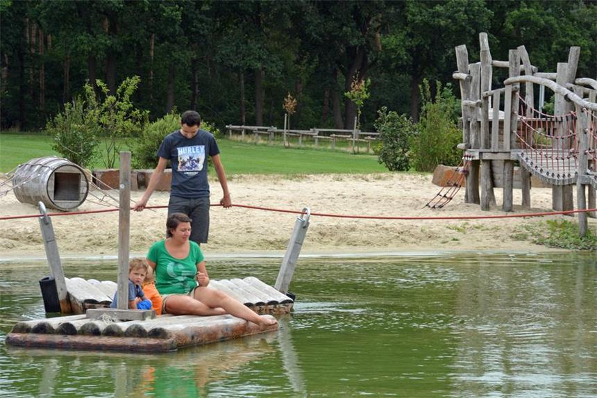 Nach Bad auf Wasserspielplatz wurden Kinder krank Ist der Wasserkontak am Spielplatz vor dem Naturbad gefährlich?