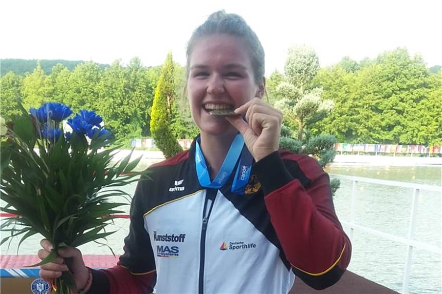 Erstes Kurzinterview: So reagiert U23-Weltmeisterin Jule Hake auf ihren Triumph Ist die echt? Jule Hake testet nach dem Sieg bei der U23-Weltmeisterschaft ihre Goldmedaille.
