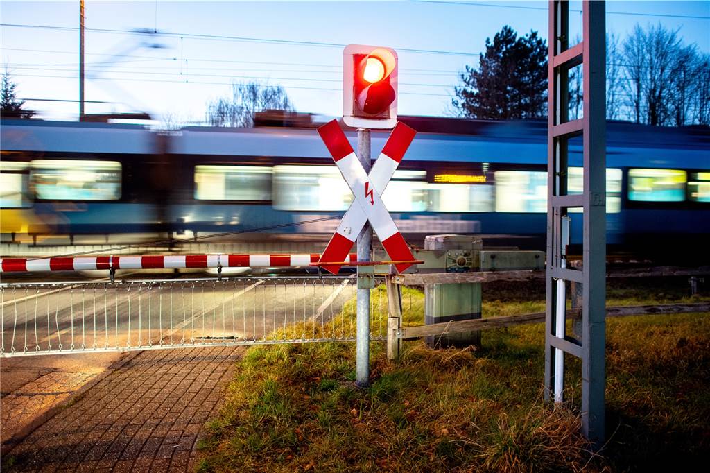 Bußgeldkatalog für Autofahrer: In diesen 10 Fällen zahlt man am meisten Ein Nahverkehrszug passiert einen Bahnübergang