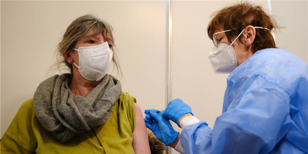 Corona-Impfung bei steigenden Zahlen: Ist die vierte Dosis für alle jetzt sinnvoll? Eine Frau erhält eine Impfung gegen das Coronavirus.