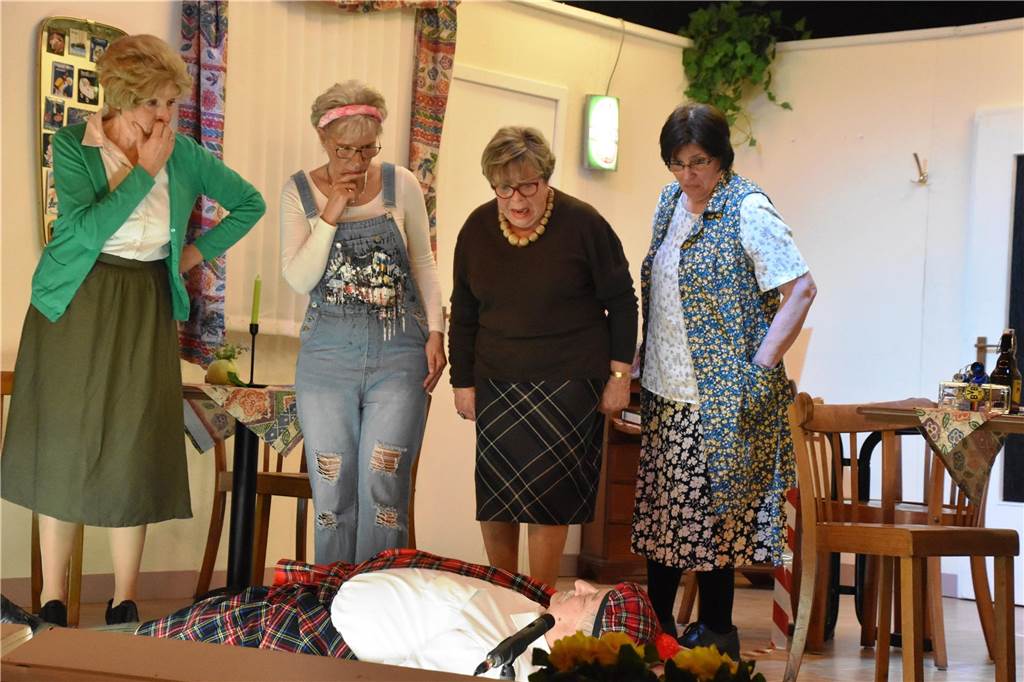 Ist er tot oder nur bewusstlos? Regina Guth, Ute Rehkopp, Uschi Hortig, Barbara Scherle und Reinhard Krüger (v. l.) sind sich da nicht so sicher. 