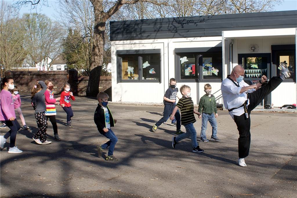 Mit Video: Ferienangebot an der Grundschule schließt Coronalücken Ist es Freizeit oder Schule? Das Ferienschulprogramm der Schillerschule ist beides. Unterrichtseinheiten wie Tae Kwon Do mit Meister Adam Jurkschat bringen Lernziele und Ferienbeschäftigung zusammen.