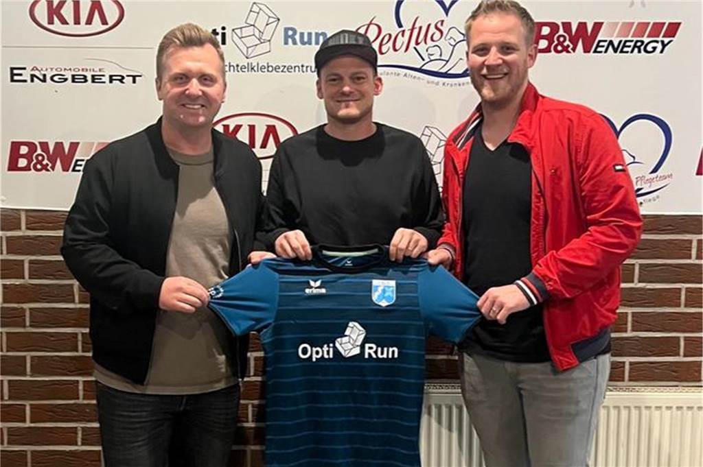 Wacker Obercastrop vor spektakulärem Führungswechsel: Duo soll Großkreutz-Klub übernehmen Ist in der Erin-Kampfbahn angekommen: Marko Onucka (M). Er wurde empfangen vom Sportlichen Leiter Tim Eibold (l) und dem designierten Vorsitzenden Thorben Krol.