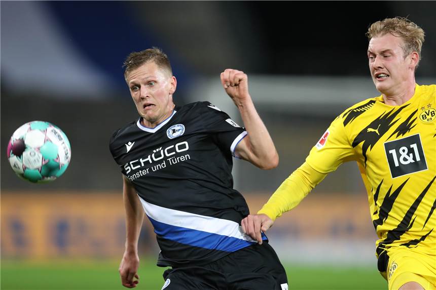 BVB-Profi Brandt verpasst Tor gegen Bielefeld: „Bin halt kein Haaland“ Ist laut eigener Aussage „kein Erling Haaland“: BVB-Mittelfeldspieler Julian Brandt (r.).
