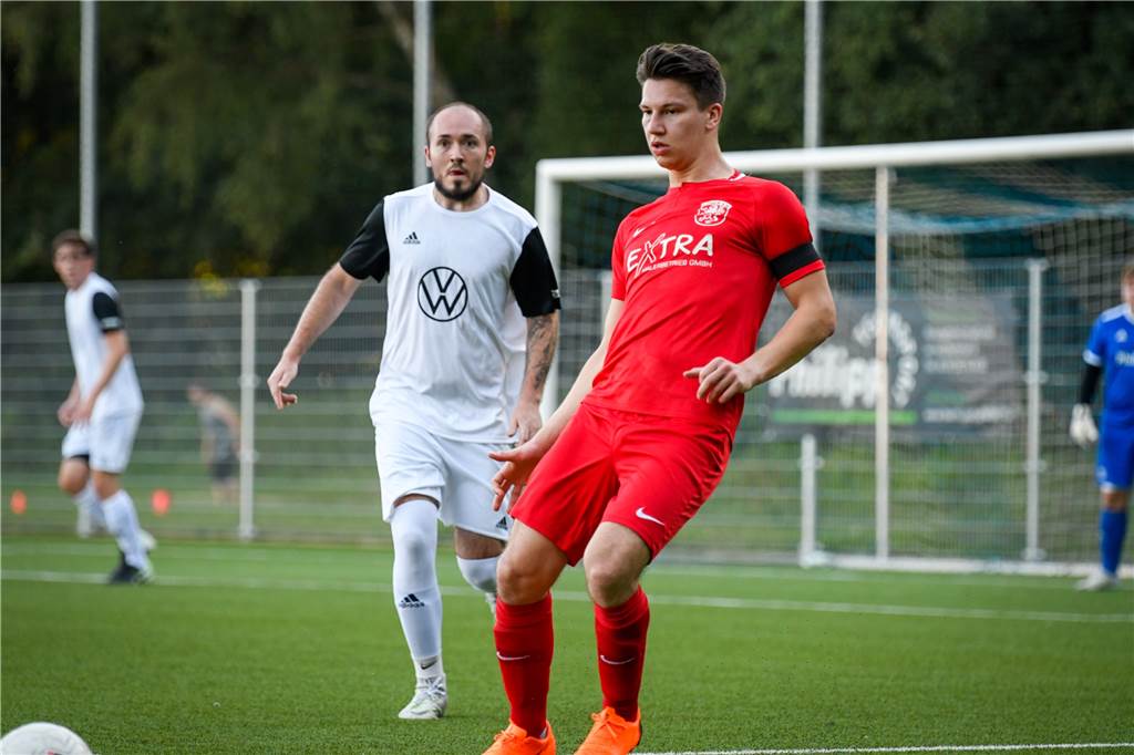 Einer der flexibelsten Fußballer Lünens hatte bereits einige harte Verletzungen hinter sich gebracht Ist Leistungsträger beim Lüner SV und mittlerweile wieder schmerzfrei: Noel Lahr (r.).