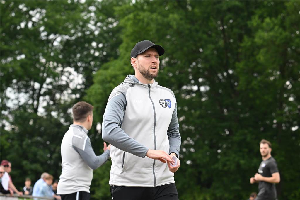 Abstieg oder Klassenerhalt: TuS Haltern unter Druck - „Fader Beigeschmack“ bei Sieg der Konkurrenz Ist mit seinem Team auch auf die Ergebnisse der Konkurrenz angewiesen: Alexander Zerche und der TuS Haltern sind in Rödinghausen im Einsatz.