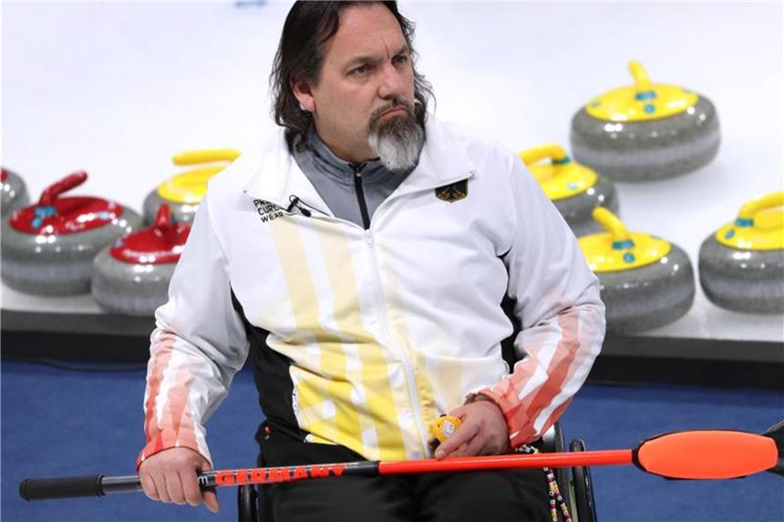 Harter Kerl und sanfter Sport: Ein Rocker beim Curling Ist Rocker und spielt Curling: Wolf Meißner. Foto: Karl-Josef Hildenbrand