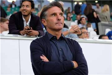 Ist verärgert über Kaylen Hinds: VfL-Coach Bruno Labbadia. Foto: Peter Steffen
