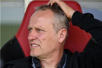 Ist vollends auf das Freiburg-Spiel beim HSV fokussiert: Coach Christian Streich. Foto: Patrick Seeger