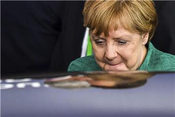 Ist zufrieden: Insgesamt nannte CDU-Chefin Merkel die Einigung auf einen gemeinsamen Text der 28 Staats- und Regierungschefs eine „gute Botschaft“. Foto: Geert Vanden Wijngaert/AP