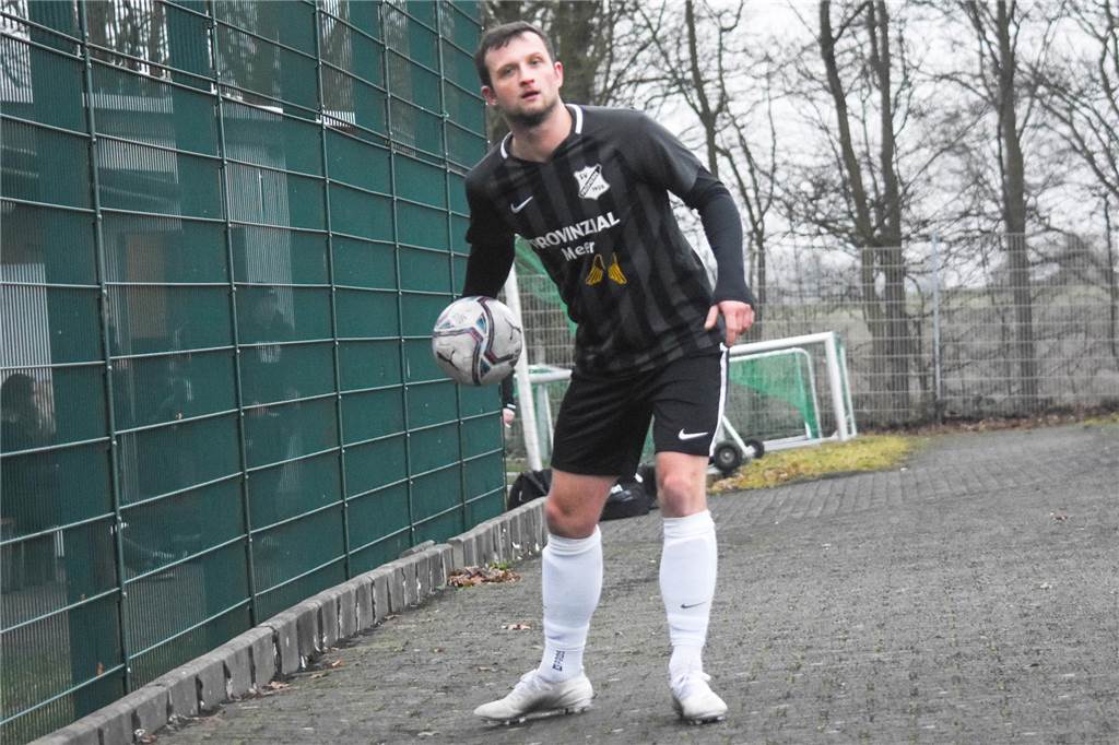 Erst Nervenflatter, dann Nerven aus Stahl: Frömerns Heppe bleibt bei Elfer-Wiederholung cool Alexander Heppe hat einen Fußball in der Hand.