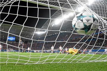 Istanbuls Alvaro Negredo (2.v.l) überwand früh per Elfmeter Leipzig-Keeper Peter Gulacsi.