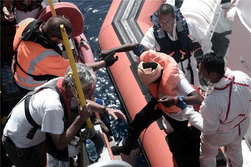 „Aquarius“ muss Route nach Valencia ändern Italien hatte der „Aquarius“ mit Hunderten Migranten an Bord die Einfahrt in seine Häfen verwehrt. Foto: Kenny Karpov/SOS Méditerranée/Archiv