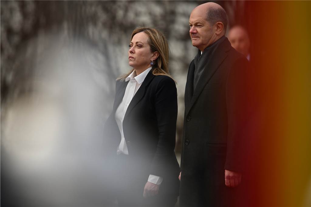 Meloni zu Besuch bei Scholz:: Bin nicht mehr allergisch gegen Deutschland Meloni und Scholz stehen draußen nebeneinander.