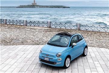 Italienisch und offenherzig: das Fiat 500 Cabrio als Sondermodell Spiaggina '58. Foto: Olaf Pignataro/Fiat/dpa-tmn