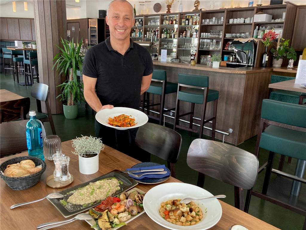 Gastronomie in der Dortmunder City: „Sami’s Theaterbar“ erweitert das Angebot Italienische Köstlichkeiten von Antipasti über Pasta und Bohnen-Eintopf bis zum Risotto kredenzt Koch Vincenzo Romano.