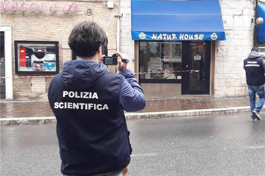 Italienische Kriminaltechniker fotografieren einen Tatort in Macerata. Foto: Carotti/ANSA/AP/dpa