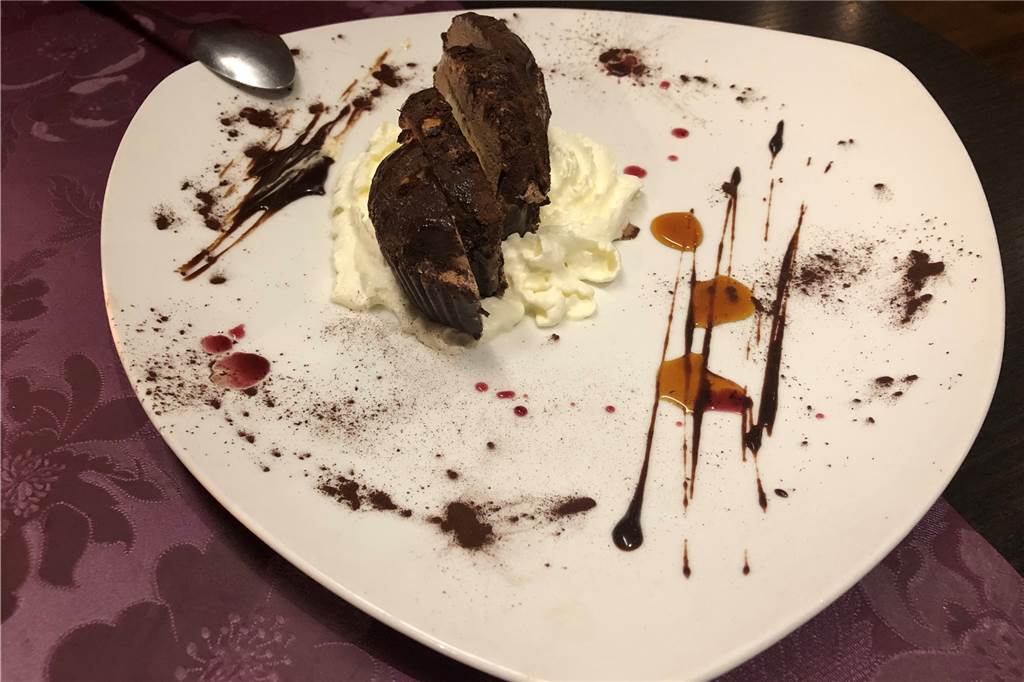 Wunderbar italienische Küche (fast) direkt vor der Haustür Italienisches Schokoladen-Trüffeleis, das aktuelle „Dessert della Casa“.