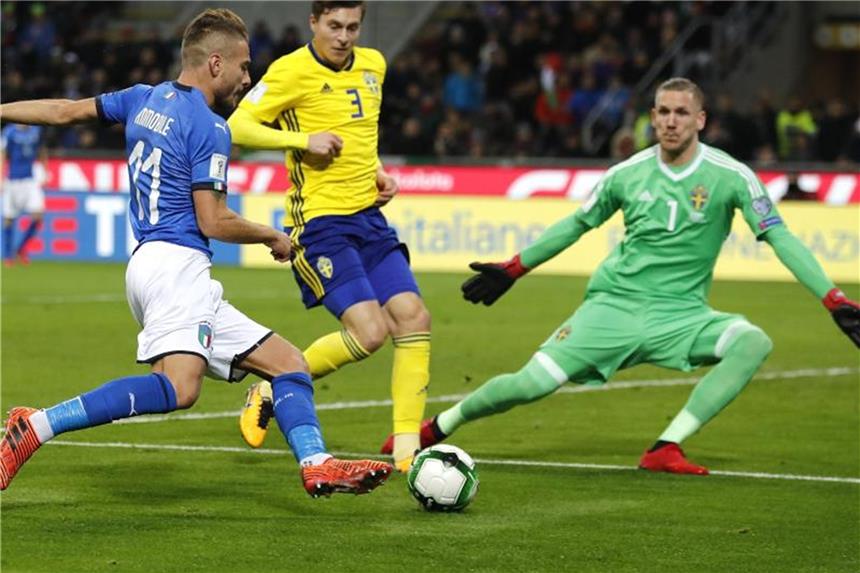 Italiens Ciro Immobile (l) kommt zum Schuss aufs schwedische Tor, trifft aber nicht. Foto: Antonio Calanni