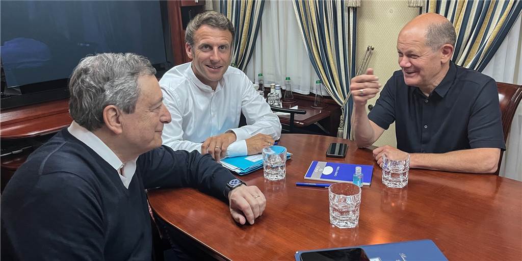 Gefährliche Zugfahrten: Wie Spitzenpolitiker wie Olaf Scholz nach Kiew reisen Italiens Ministerpräsident Mario Draghi (l-r), Frankreichs Präsident Emmanuel Macron und Bundeskanzler Olaf Scholz (SPD) sitzen in einem Zug auf der Reise nach Kiew.