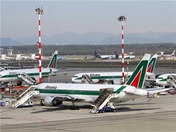Italiens Ministerpräsident Silvio Berlusconi soll Berichten zufolge ein Angebot für Alitalia von Air France/KLM bevorzugen.
