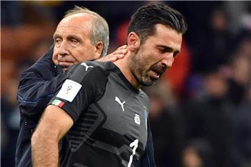 Italiens Nationaltrainer Gian Piero Ventura (l) tröstet nach dem WM-Aus Torhüter Gianluigi Buffon. Foto: Daniel Dal Zennaro