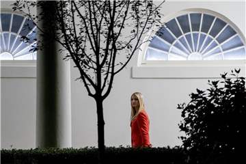 Ivanka Trump, Tochter des US-Präsidenten, geht in Richtung des Westflügels des Weißen Hauses. Foto: Andrew Harnik/AP