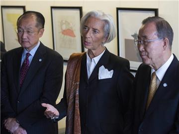 IWF-Chefin Christine Lagarde mit dem Präsidenten der Weltbank Jim Yong Kim (l) and UN-Generalsekretär Ban Ki-moon. Foto: Shawn Thew