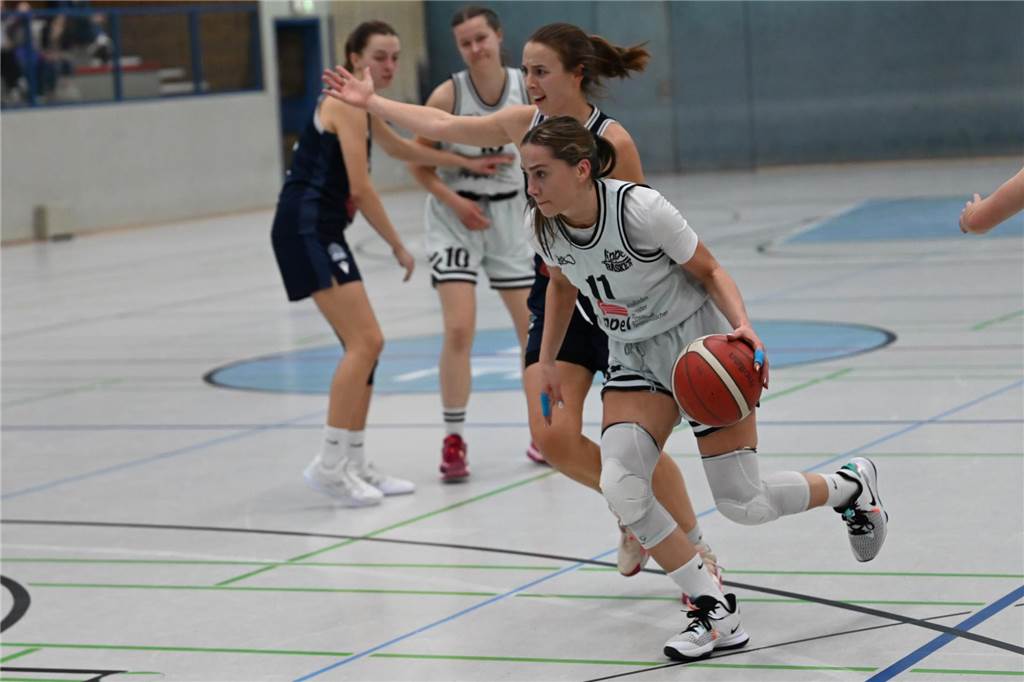 Aufstieg für gleich mehrere Teams der LippeBaskets Werne möglich Izabela Pinkosz dribbelt den Ball.
