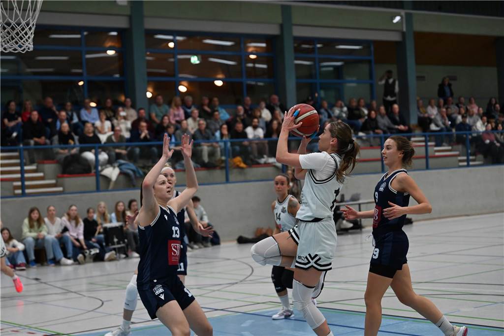 Izabela Pinkosz wirft den Ball.