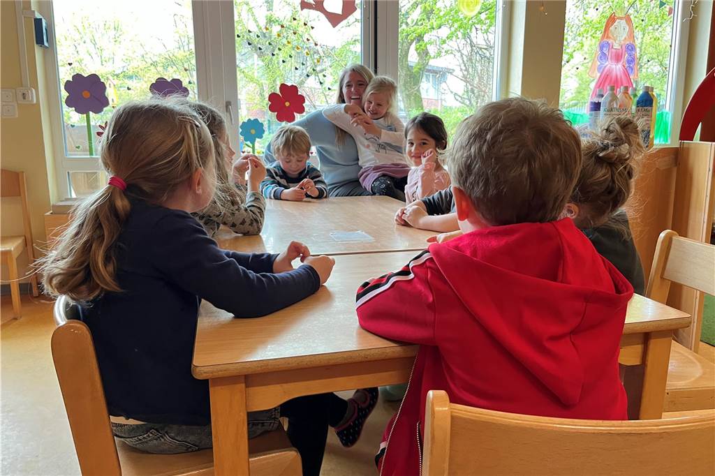 Alleskönner: Was Erzieher im Lummerland jeden Tag für Kinder leisten Die Kinder im Lummerland sitzen am Tisch und haben Spaß.