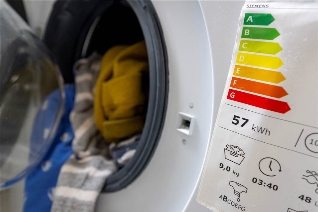 Klimaschutzmanager gibt 20 leicht umsetzbare Energiespar-Tipps Ja, es klingt banal, aber es ist Fakt: Wer eine komplett gefüllte Waschmaschine anstellt, ist energietechnisch effizienter unterwegs als jemand, der die Trommel nur halb voll hat.