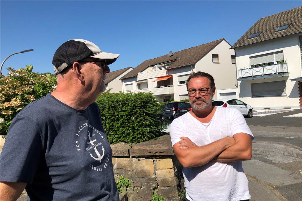 Baustellen-Frust: Hans Kreten (62) ärgert sich über Schleichverkehr in Lanstrop Ja-zu-Lanstrop Mitglied Matthias Hüppe und Scharnhorsts Bezirksbürgermeister Werner Gollnick trafen sich an der Bremsstraße, um die Situation vor Ort in Augenschein zu nehmen