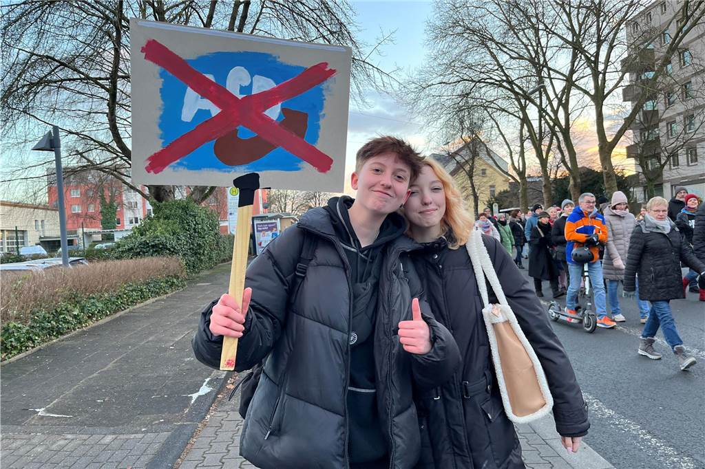 Jace und Yonca sind zusammen zur Demonstration gekommen: „Weil es hier um unsere Zukunft geht“. Yonca sagt von sich, dass sie selbst Ausländerin ist, sie ist die erste Generation in ihrer Familie, die einen deutschen Pass hat. „Ich kann es mir gar nicht leisten, nicht zu demonstrieren, weil hier versucht wird, mir aktiv meine Grundrechte wegzunehmen.“