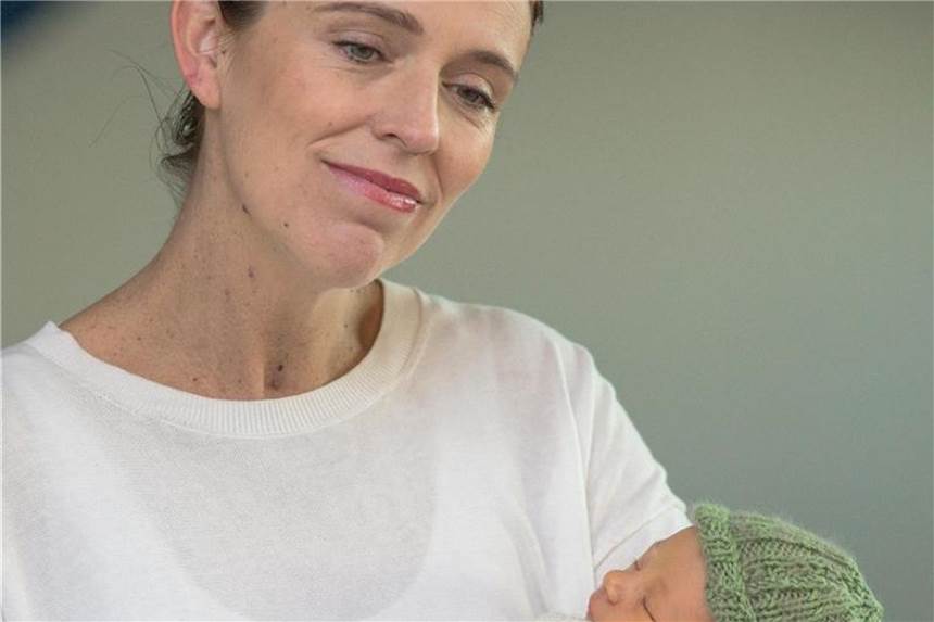 Nach Babypause: Neuseelands Premierministerin regiert wieder Jacinda Ardern, Premierministerin von Neuseeland, stellt ihre neugeborene Tochter Neve Te Aroha Ardern Gayford vor. Foto: David Rowland/AAP