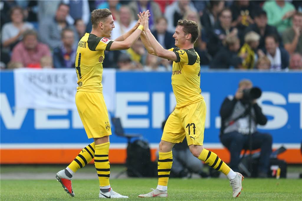 Bruun Larsen meldet sich beim BVB eindrucksvoll zurück Jacob Brun Larsen (l.) bedankt sich bei Vorlagengeber Sergio Gomez.