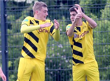 Jacob Bruun Larsen (l.) und Christian Pulisic bejubeln den Treffer zum 1:0.