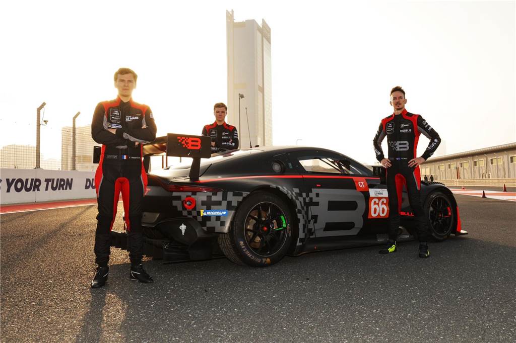 Jacob Riegel erlebt ein wüstes Wochenende: Unfälle und ein starkes GT3-Debut in Dubai Jacob Riegel (M.) und seine Teamkollegen Martin Berry (r.) und Valentin Hasse-Clot (l.) vom spanischen Team "Bullit Racing".