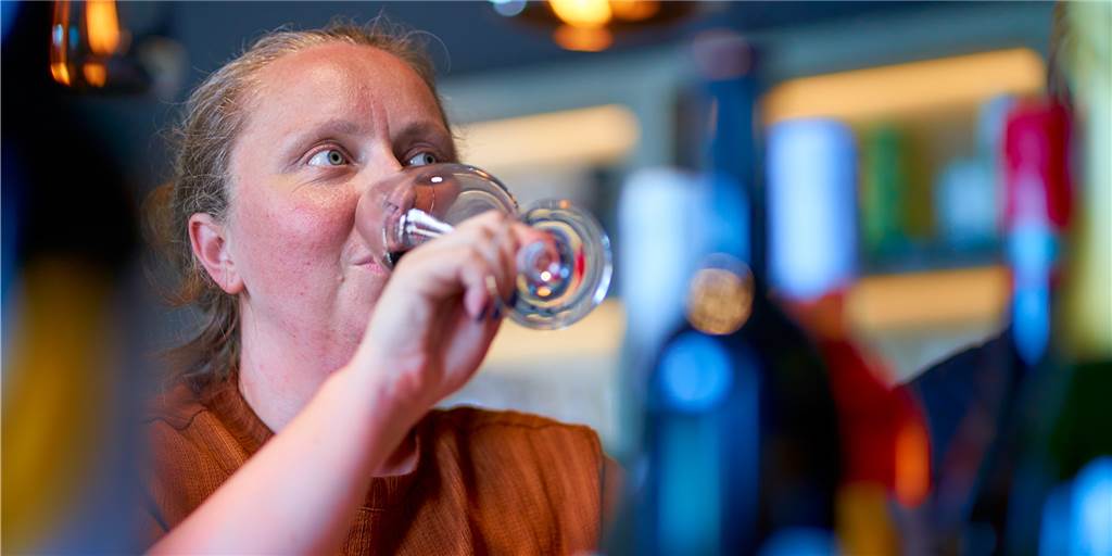 Südafrika-Expertin macht den Test: Wie schmeckt‘s in der Weinbar „Iwayini“? Jacqueline Trümper probiert einen der vielen Weine.