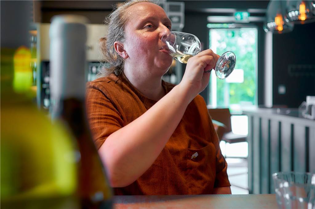 Südafrika-Expertin macht den Test: Wie schmeckt‘s in der Weinbar „Iwayini“? Jacqueline Trümper testet einen weißen Wein.