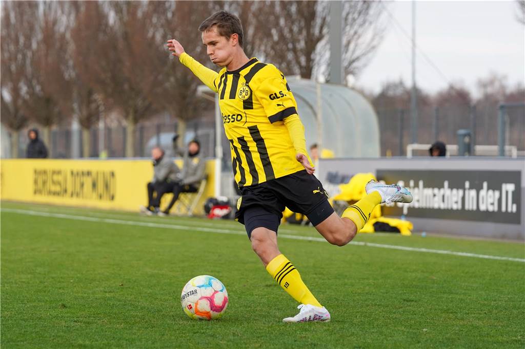 Jaden Korzynietz spielt den Ball.