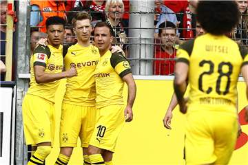 Jadon Sancho (l.) ist mit Abstand der wertvollste BVB-Spieler - gefolgt von Marco Reus. Auch Mario Götzes Marktwert ist gestiegen. Axel Witsel hingegen zählt zu den Verlierern.